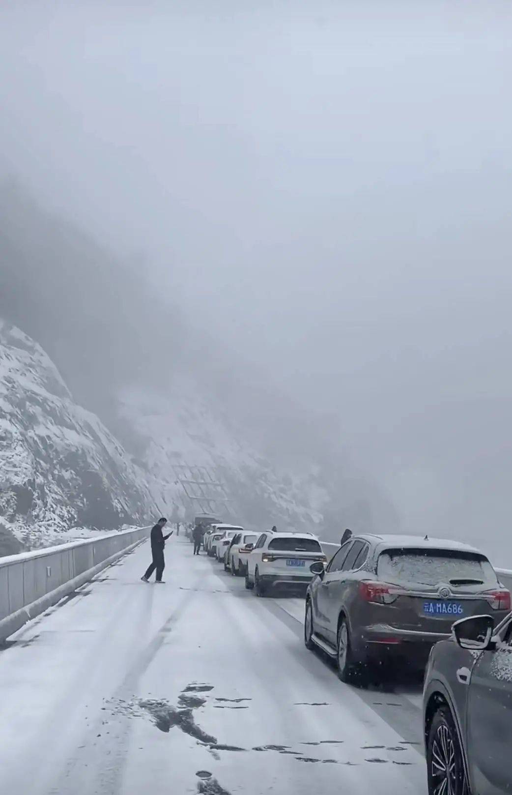 皇冠信用盘账号_玉龙雪山景区突降大雪暂停开放皇冠信用盘账号，有游客称下山堵了约6小时