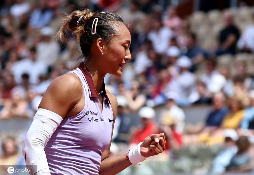 皇冠信用網怎么申请_法网-郑钦文鏖战2-1萨姆索诺娃 首进八强刷新最佳战绩