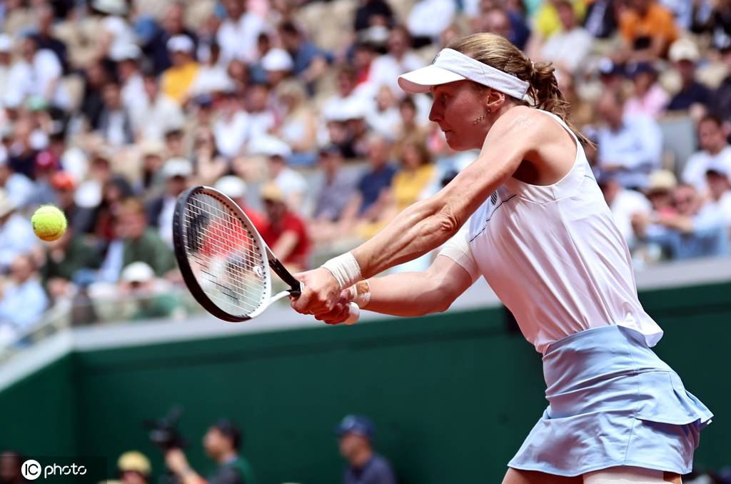 皇冠信用網怎么申请_法网-郑钦文鏖战2-1萨姆索诺娃 首进八强刷新最佳战绩