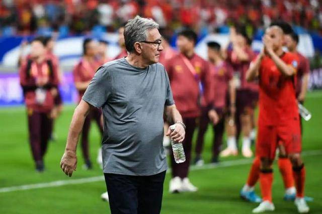 皇冠皇冠足球平台_别了皇冠皇冠足球平台，伊万科维奇！国足主帅现身足协谈解约