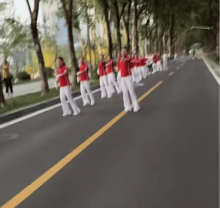 皇冠信用網结算日是哪天_武汉大妈拉线封路跳广场舞皇冠信用網结算日是哪天，悬挂告示“锻炼区域车辆绕行”？当地回应