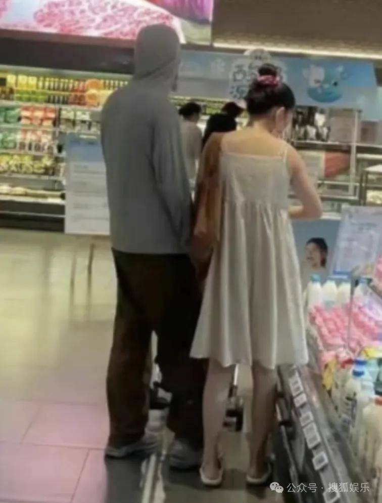 皇冠信用开号_离婚三年又被拍到亲密逛超市皇冠信用开号，他俩这是纯带娃还是真复合了？