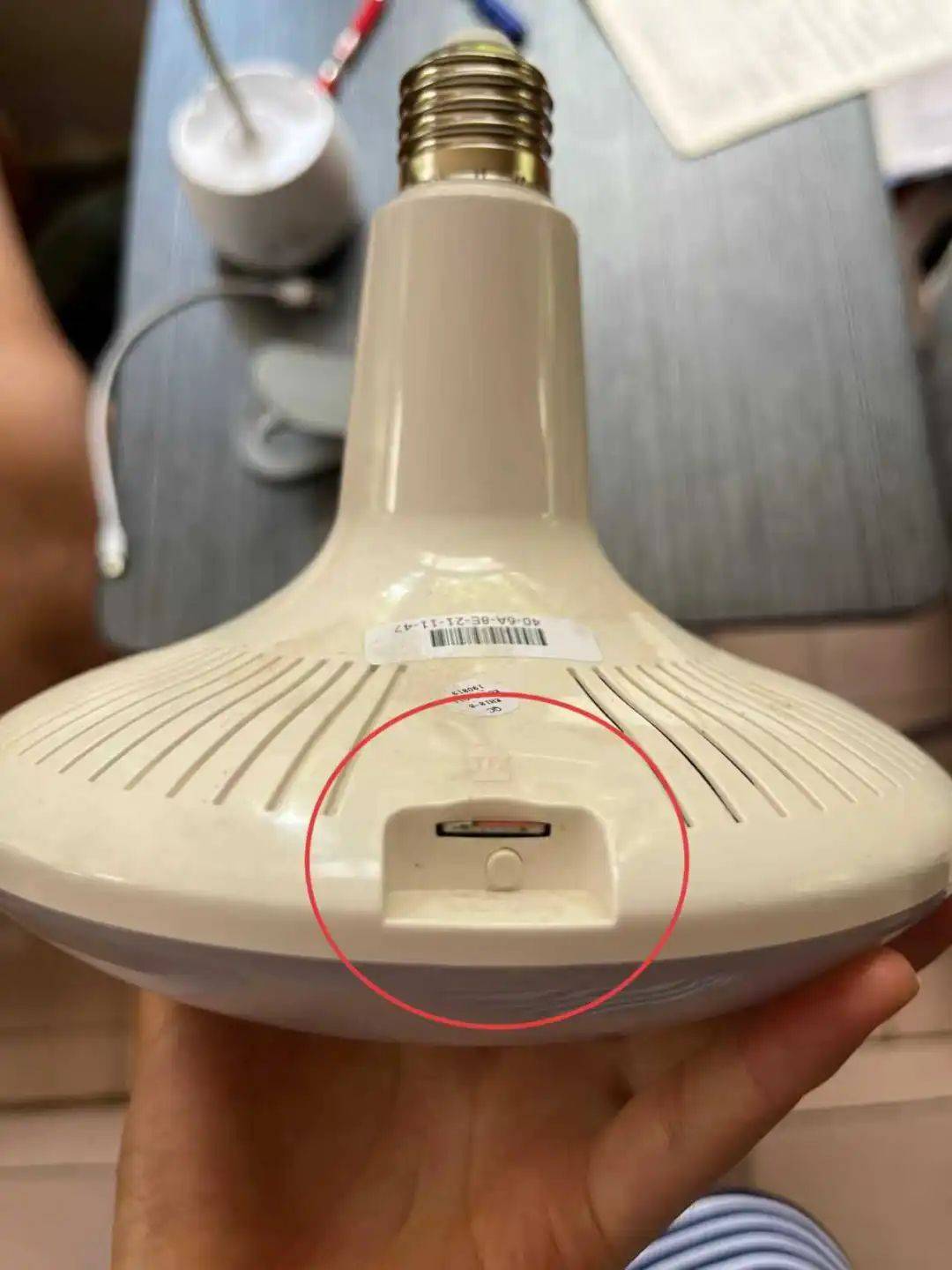 挪威丙组联赛_女租客在停电后发现伪装成灯泡的隐蔽摄像头挪威丙组联赛，房东希望退租，并愿退还剩余三个月的租金，警方立案调查