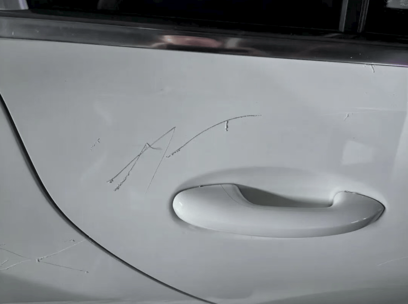 川崎前锋vs 浦和红钻_女子用铁片将邻居奔驰车划开数个口子川崎前锋vs 浦和红钻，被采取刑事强制措施 双方曾因车门磕碰发生口角