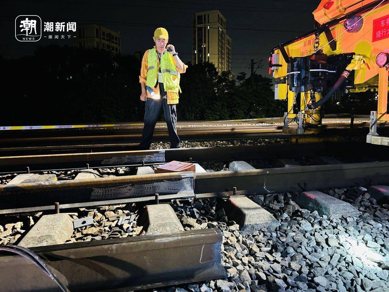 波兰vs 芬兰_浙江首次！杭州东站深夜迎来机械化换轨波兰vs 芬兰，他们的白露是火花四溅的