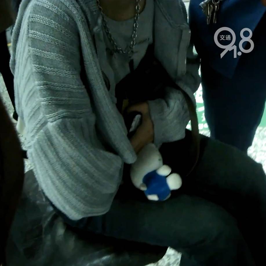 皇冠信用网开户_杭州地铁内皇冠信用网开户，女乘客突然崩溃大哭！紧接着……这一幕被拍下