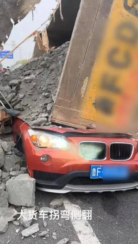 怎么申请皇冠信用網_山东一渣土车转弯时侧翻压垮两小车致1死1伤